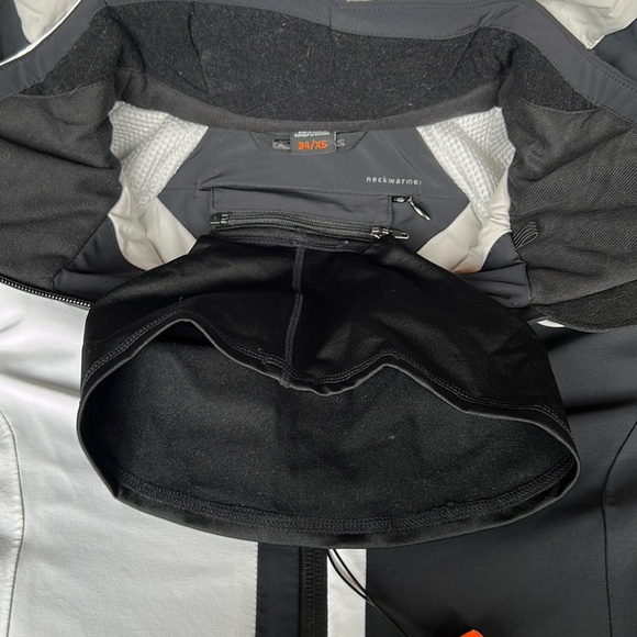 Women’s Ski Jacket: Kjus Sapphire Jacket - Picture 8 of 11